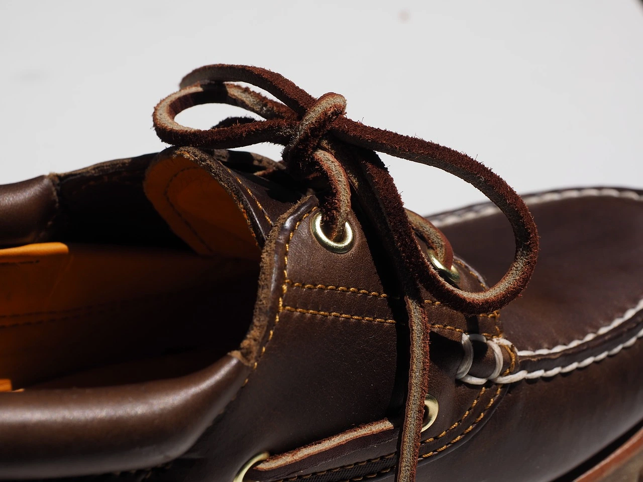 Chaussures bateau pour homme en cuir marron, parfaites pour un look décontracté.