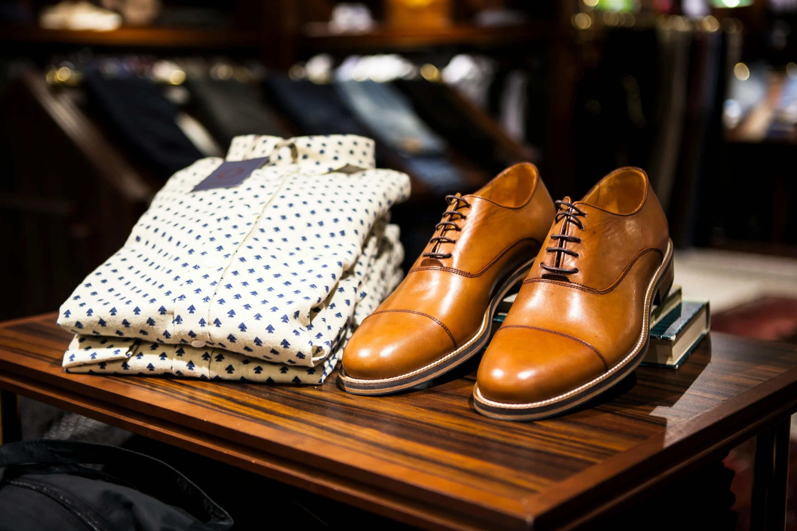 Chaussures en cuir et chemise élégante