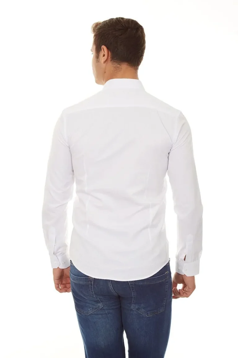 Homme portant une chemise blanche vue de dos.