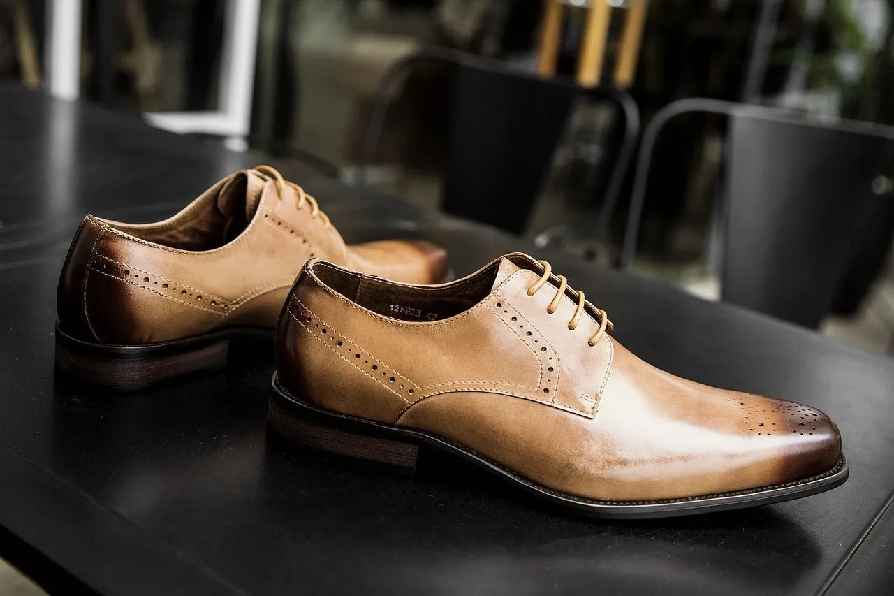 Chaussures Derby élégantes en cuir lisse, avec des lacets fins et une semelle robuste, parfaites pour un look raffiné et formel.