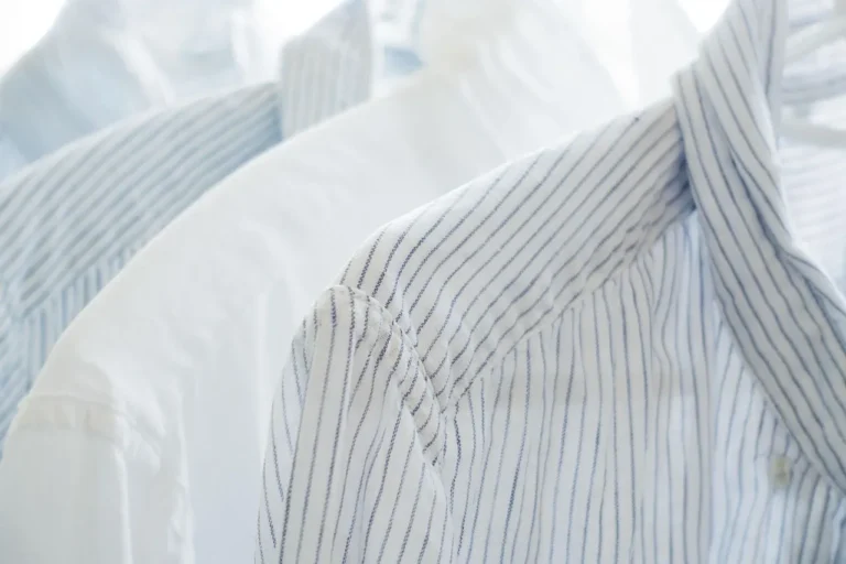 Une chemise sobre et élégante portée avec simplicité, idéale pour un style minimaliste.